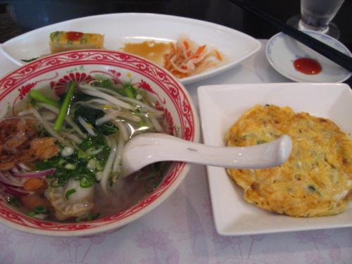 ベトナム料理・XUAN（スアン）　ロータスランチ　ミニフォー、四万十鶏とウ卵の炒め