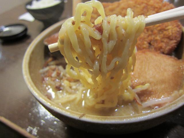 麺屋・國丸。南国店　九州麦味噌　味噌カツらーめん　麺アップ