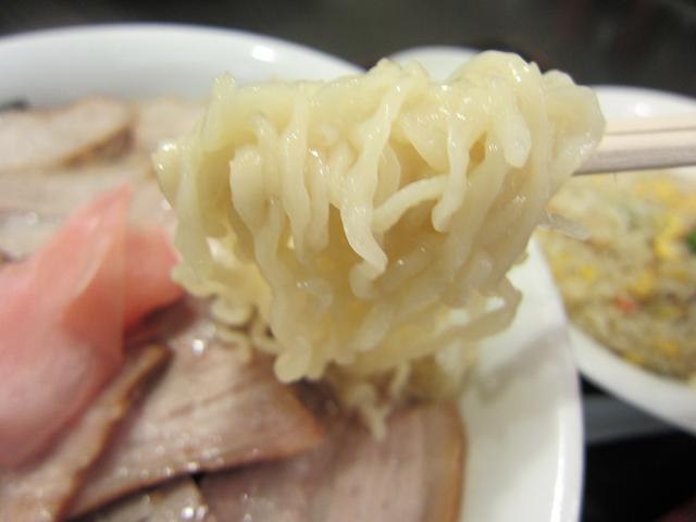 喜多方ラーメン坂内 小法師 六泉寺店　焼豚ラーメン　麺アップ