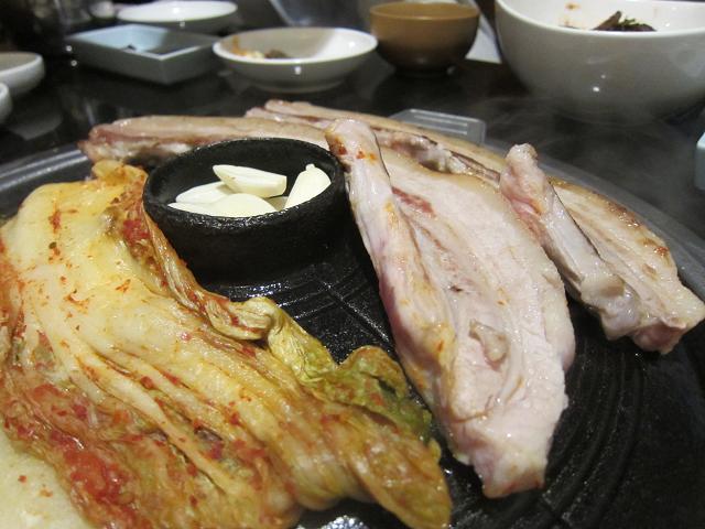 韓国居酒屋景福宮　サムギョプサル　焼いてゆきます2