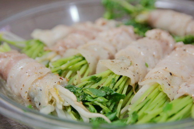 もやしと豆苗の豚巻きレンジ蒸し