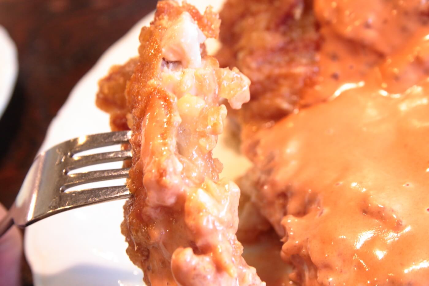 高知市の鶏料理屋さん 鳥心 名物のチキンナンバンをナイフで切って食べる