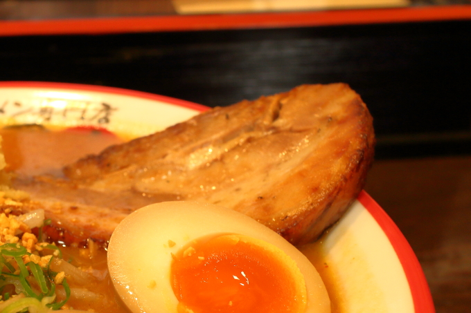 麺屋國丸 巨大チャーシューがのった北海道百年味噌 男気ラーメン
