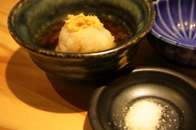 鯛小判、下津井タコの天ぷらの薬味