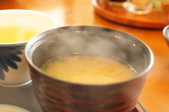 レストラン「かとり」のメニュー「中華丼」の味噌汁