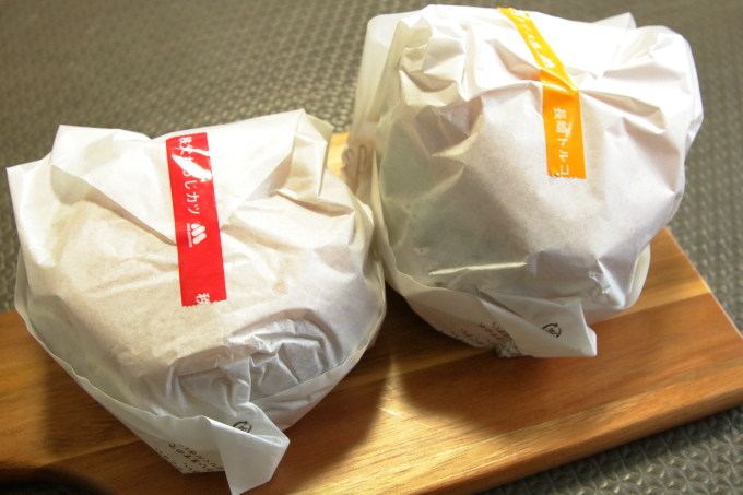 「秩父わらじカツバーガー」と「長崎トルコライス風バーガー」のパッケージ