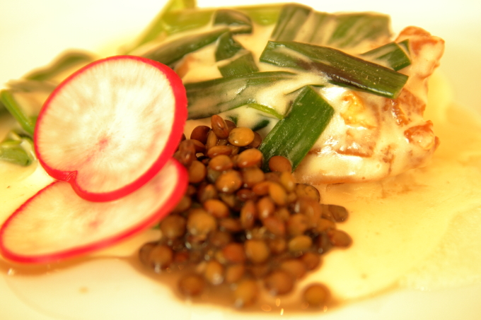 assiette（アシェット）国産若鶏と葉ニンニクのフリカッセ、豆と大根と葉ニンニク