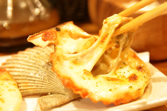 幡多バル・長太郎貝のアリオリチーズグリル、伸びるチーズ