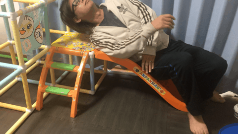 アンパンマン ブランコパークDXのすべり台で遊ぶ