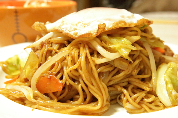 目玉焼きをのせた焼きそば