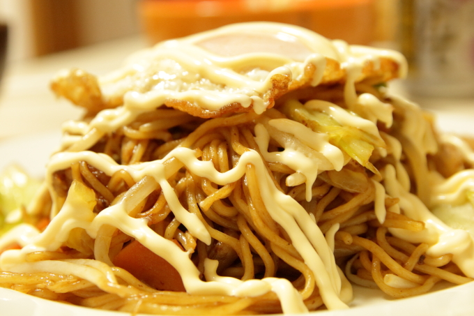 焼きそば・マヨネーズ・目玉焼きのせ