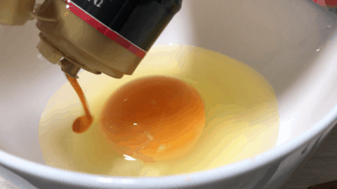 生卵に醤油をまわす