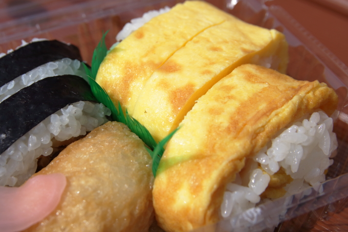 田野駅屋で販売される「さくら」の卵巻き寿司