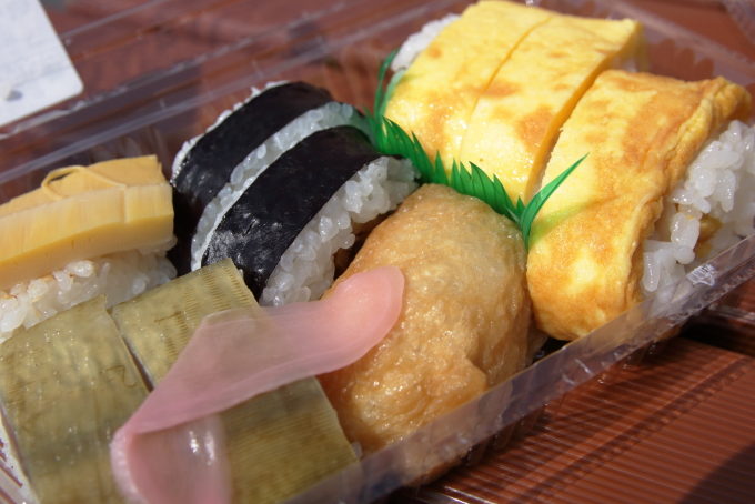 田野駅屋で販売される「さくら」の卵巻き寿司