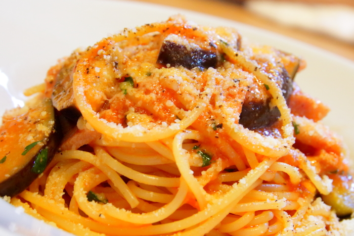 伊太利亜食堂リンダリンダ 気まぐれパスタ ナスとベーコンのトマトスパゲッティ