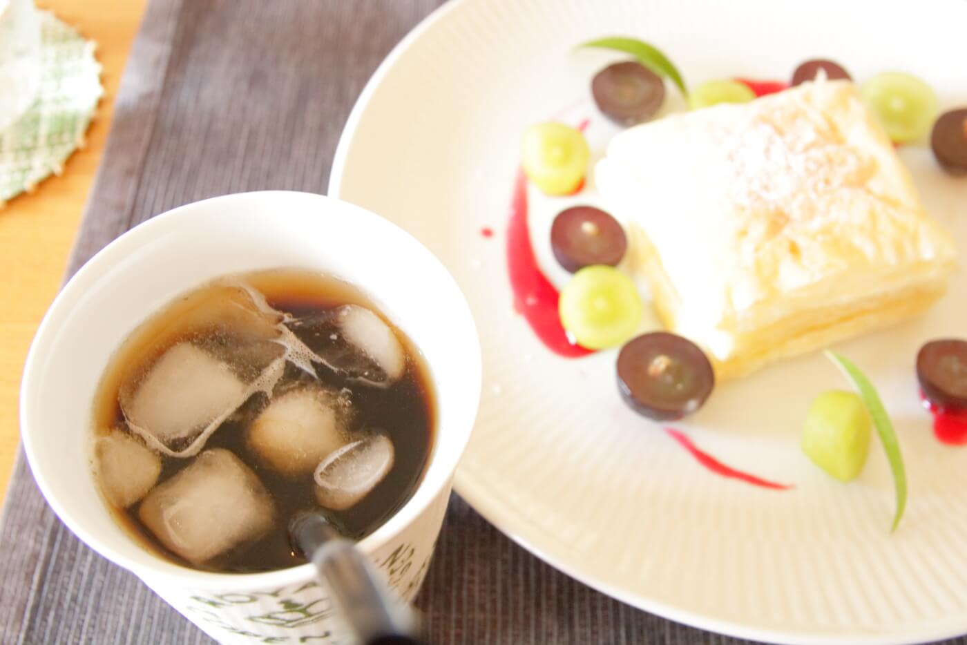 クッチーナ・サクラのランチ デザートのスイーツとアイスコーヒー