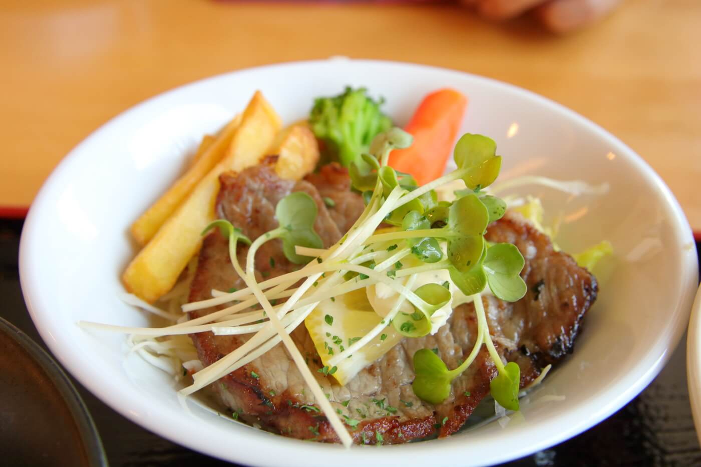 高知市 FAMILY RESTAURANT ASAHI ファミリーレストランアサヒ 満足プチ丼セットのステーキ丼