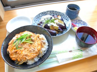 道の駅大山レストランのランチ 土佐ジローの親子丼とナスのタタキ