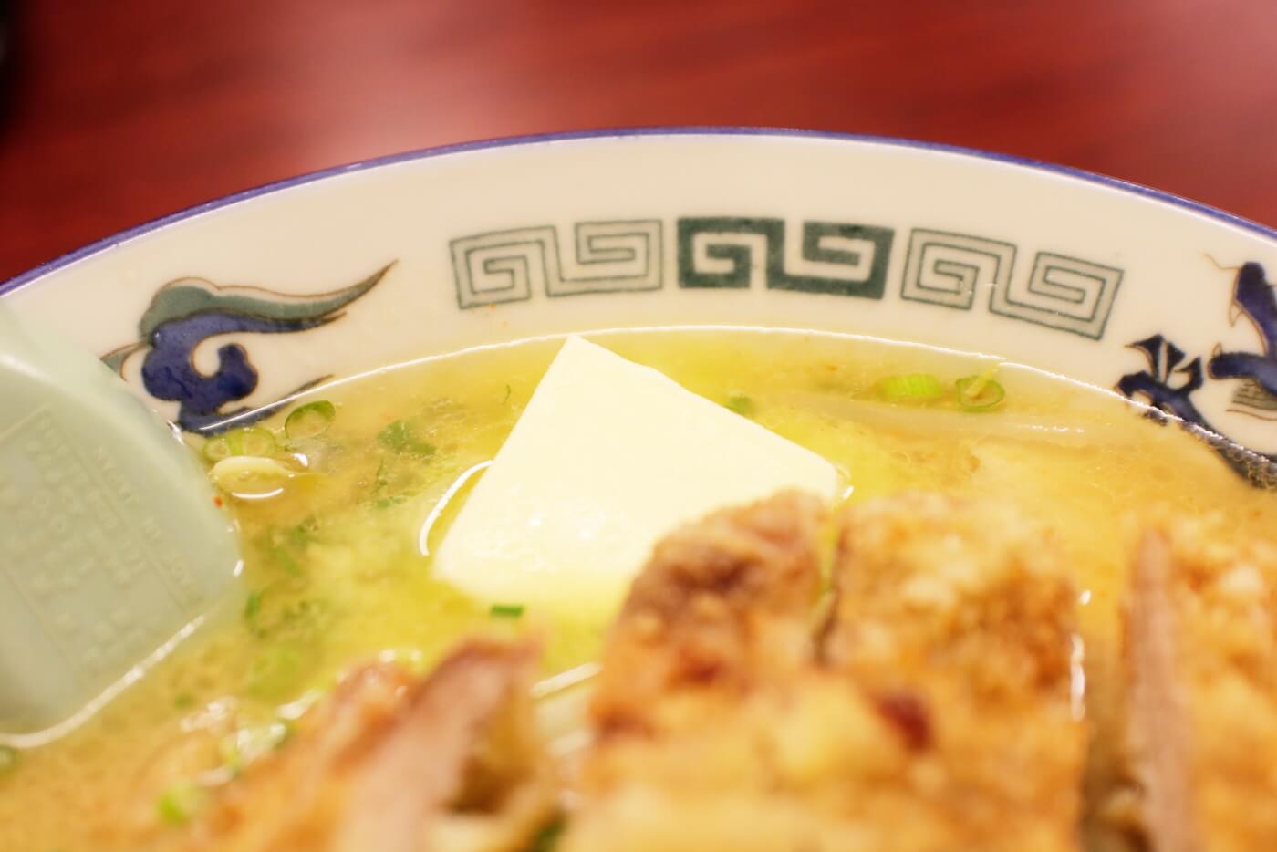 高知市にあるラーメン屋さん鈴木食堂の味噌カツラーメンに入れたバター