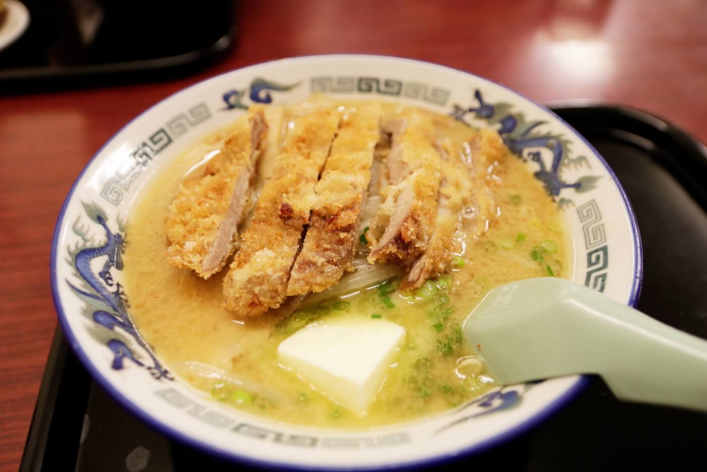 高知市にあるラーメン屋さん鈴木食堂の味噌カツラーメン バタートッピング