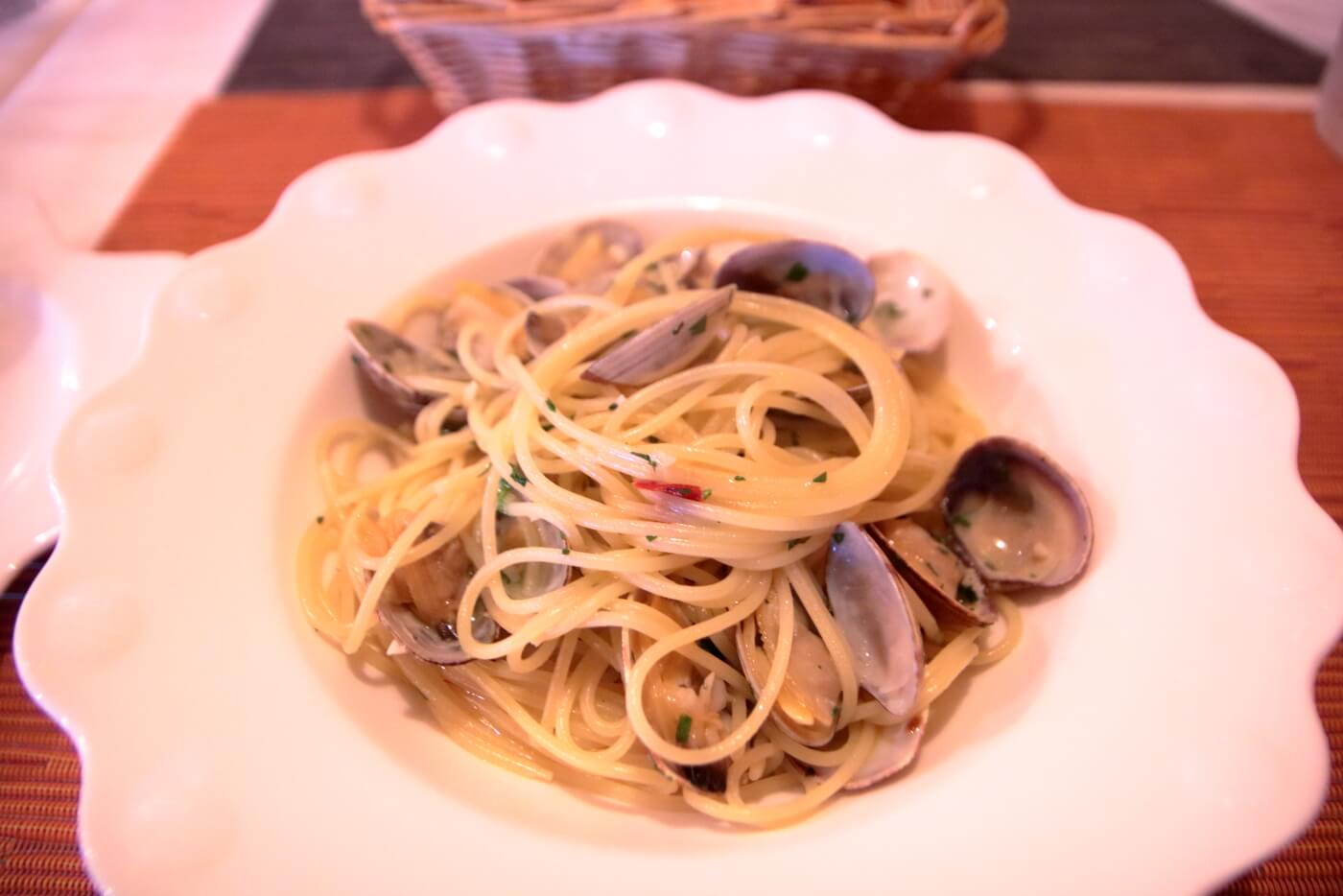 香美市土佐山田町のイタリア料理屋さんクアットロスタジオーニのランチ アサリのガーリックあえ スパゲッティ