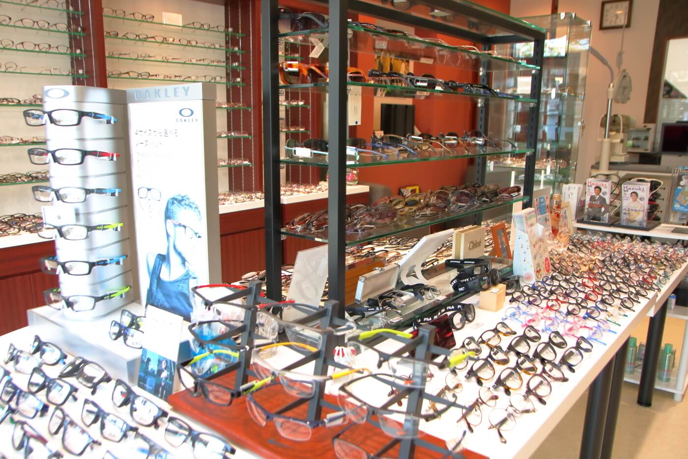 高知市上町の眼鏡店ミナミメガネの店内に陳列されたメガネ
