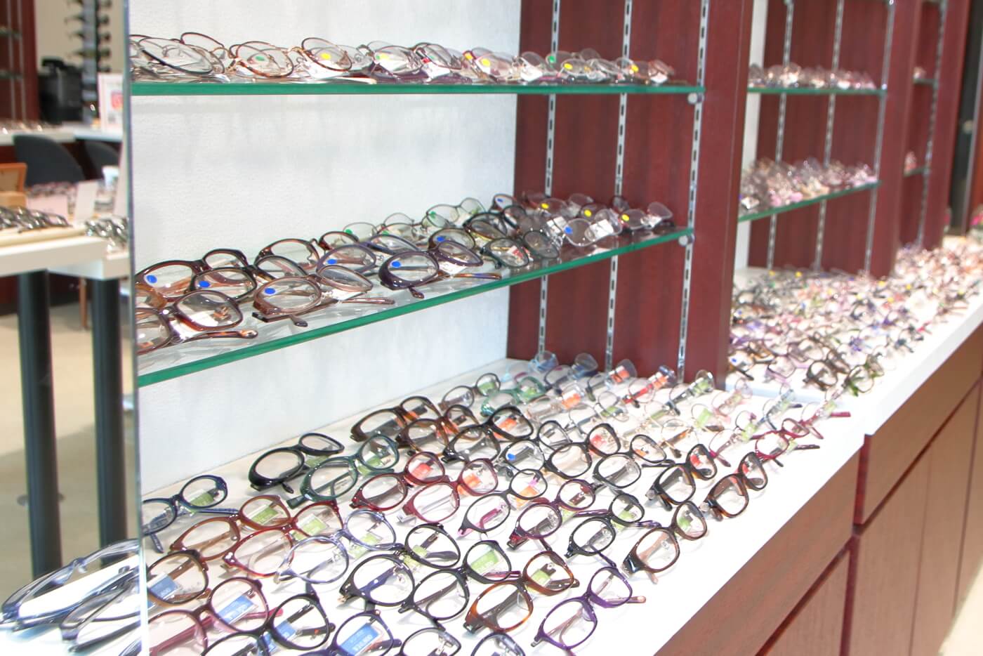 高知市上町の眼鏡店ミナミメガネの店内に陳列されたメガネ