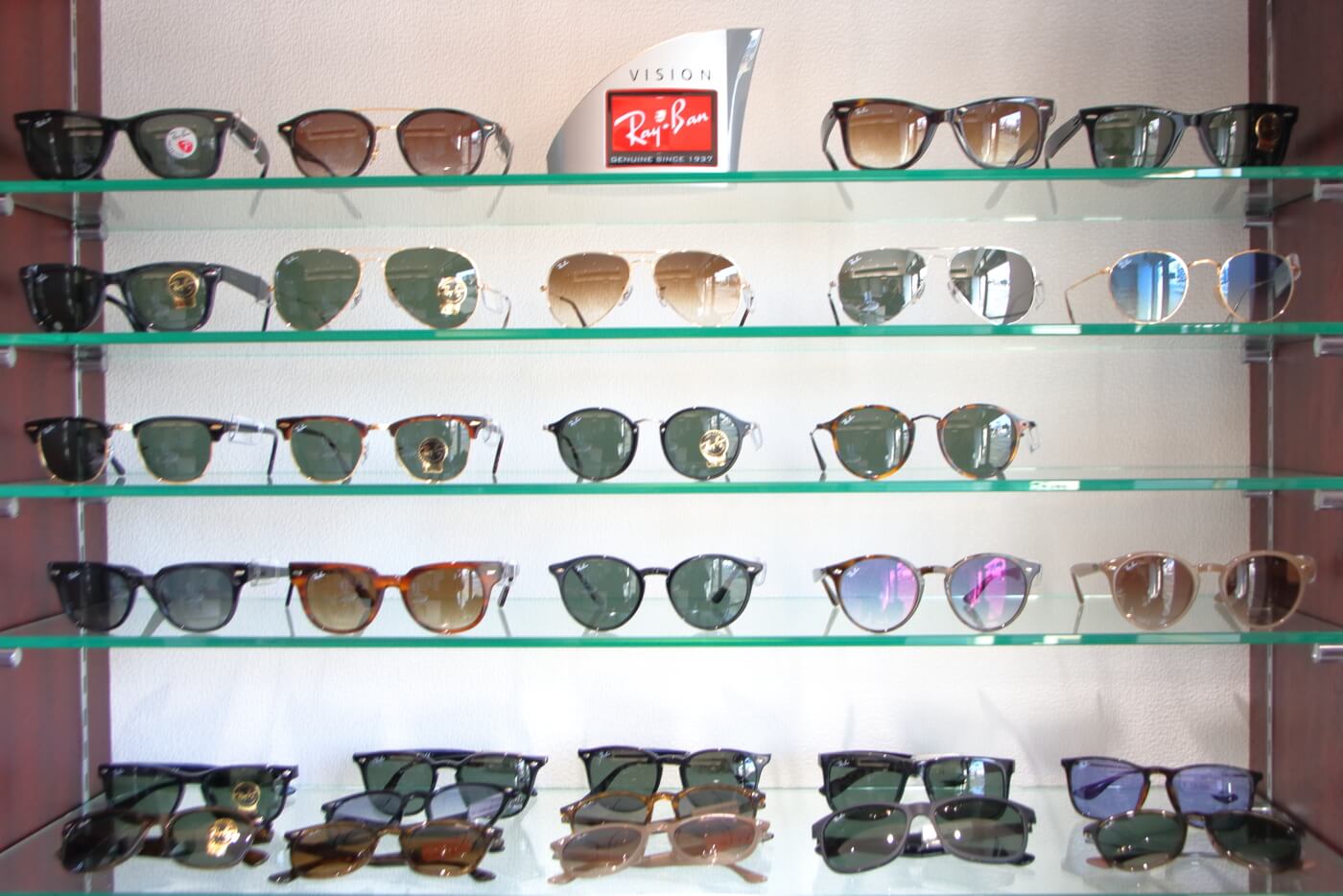 高知市上町の眼鏡店ミナミメガネの店内に陳列されたレイバンのサングラス