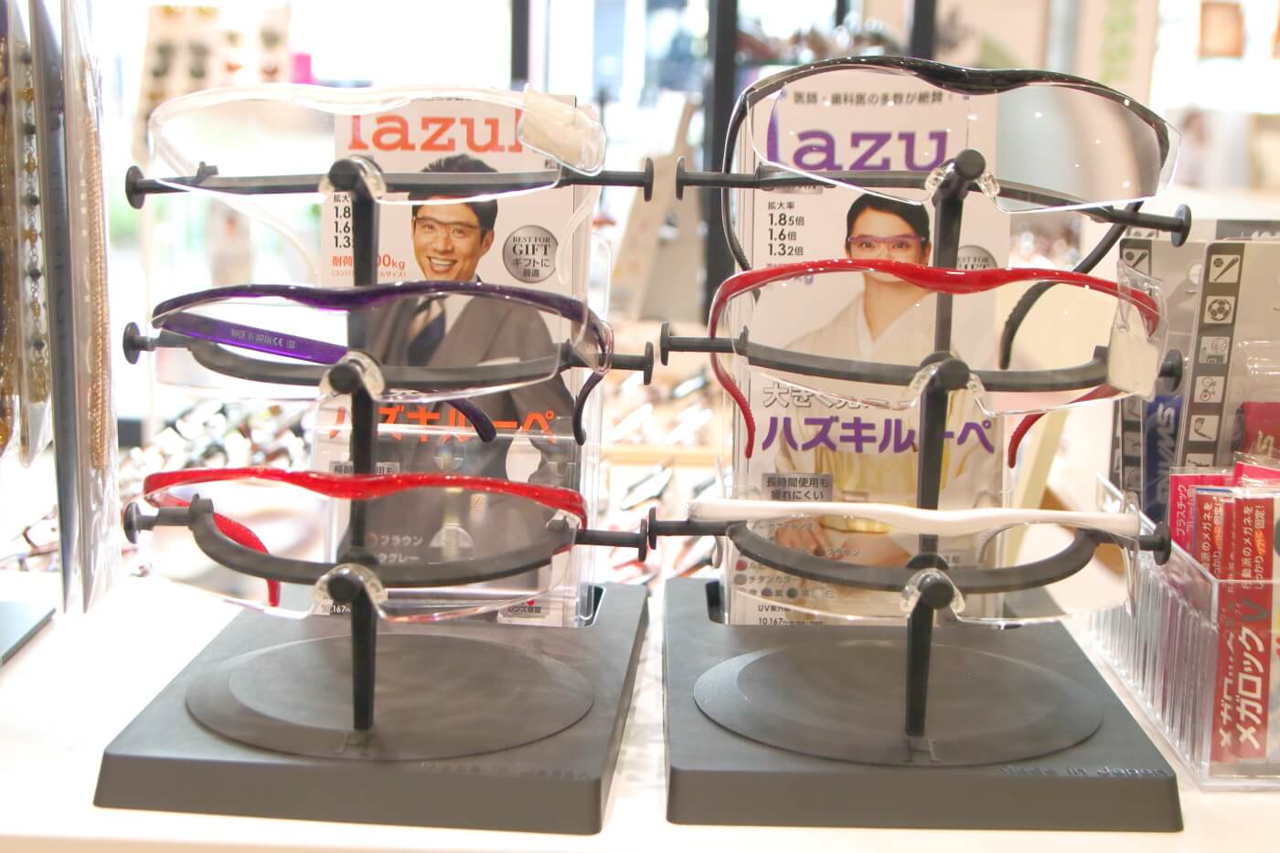 高知市上町の眼鏡店ミナミメガネの店内に陳列されたハズキルーペ