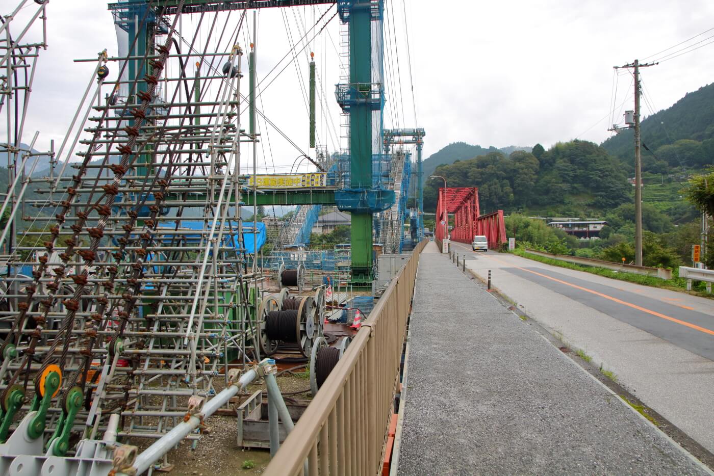 高知県香美市物部町で建設中の新しい大栃橋と古い大栃橋