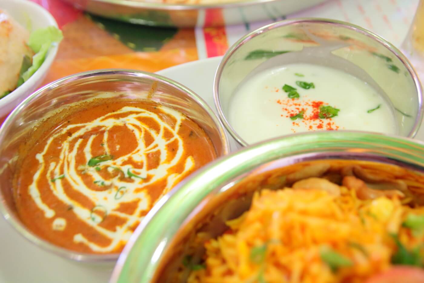 インド料理 スビマハル ビリヤニセットのカレーとヨーグルトソース