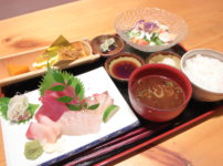高知市の居酒屋 kataomoi(かたおもい)のランチ 刺身定食
